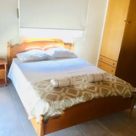 Rustic Garden House בית נופש
