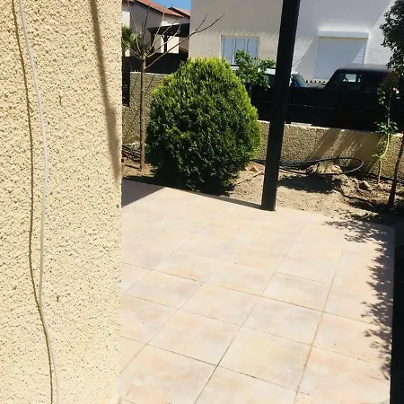 Rustic Garden House בית נופש *